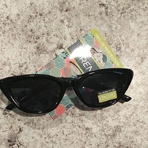 ⛵ 5/$15 Trendy Black Cat-Eye Sunglasses